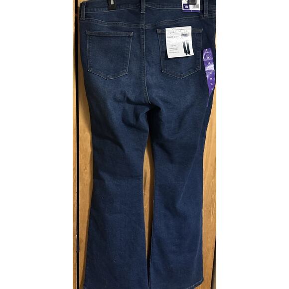 Jessica Simpson Women's High Rise Fitted Hip Thigh Flare Jean Dark Wash Size 16 - Picture 4 of 5